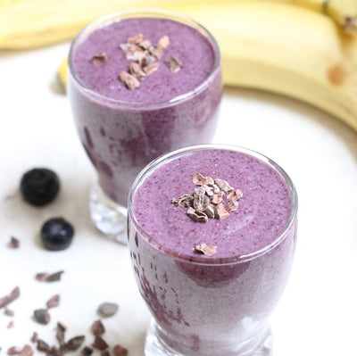 Receta: Smoothie de mora azul, cacao y plátano